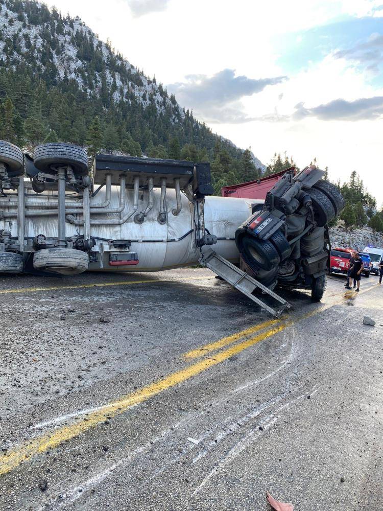 Devrilen tanker nedeniyle kapanan Konya - Antalya yolu açıldı 3